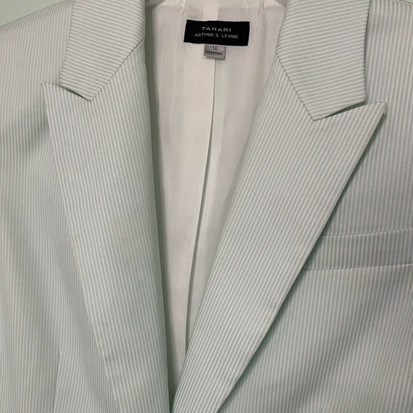 Beautiful (like new) Tahari 1 button blazer very light (mintish) green and white - Picture 7 of 12